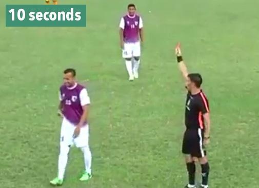 Cau thu nhan 2 the vang trong vong 10 giay du chua cham bong hinh anh