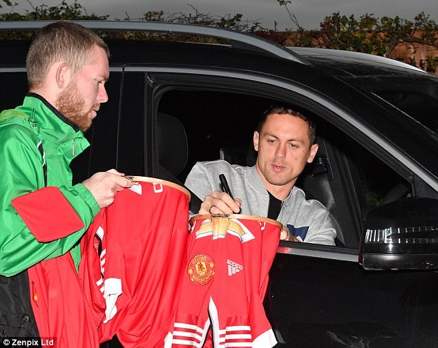 Pogba tươi cười tới sân tập trước đại chiến với Chelsea ảnh 3 Pogba tuoi cuoi toi san tap truoc dai chien voi Chelsea anh 3