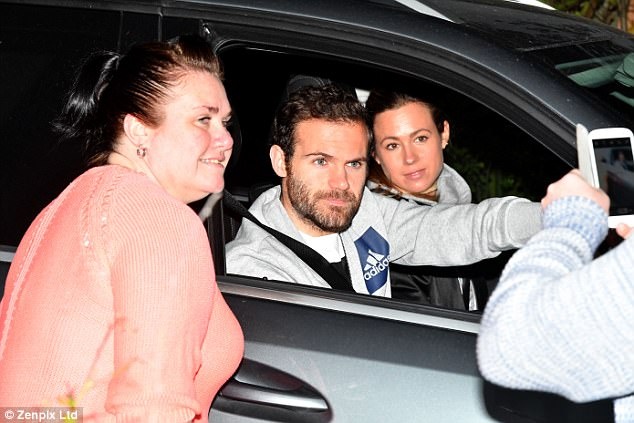 Pogba tươi cười tới sân tập trước đại chiến với Chelsea ảnh 4 Pogba tuoi cuoi toi san tap truoc dai chien voi Chelsea anh 4