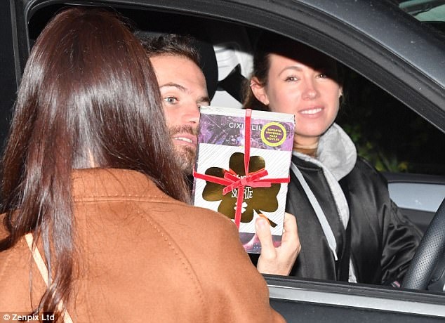 Pogba tươi cười tới sân tập trước đại chiến với Chelsea ảnh 5 Pogba tuoi cuoi toi san tap truoc dai chien voi Chelsea anh 5