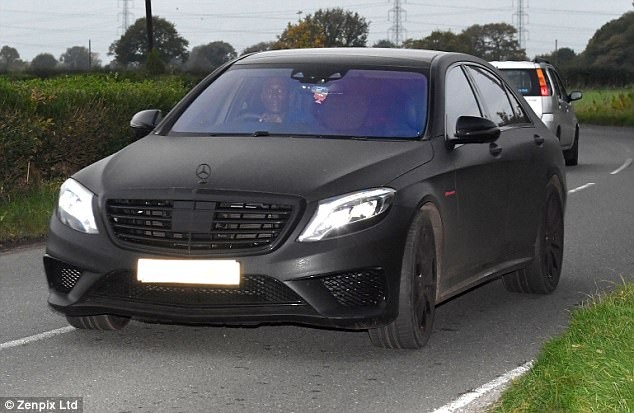 Pogba tươi cười tới sân tập trước đại chiến với Chelsea ảnh 6 Pogba tuoi cuoi toi san tap truoc dai chien voi Chelsea anh 6