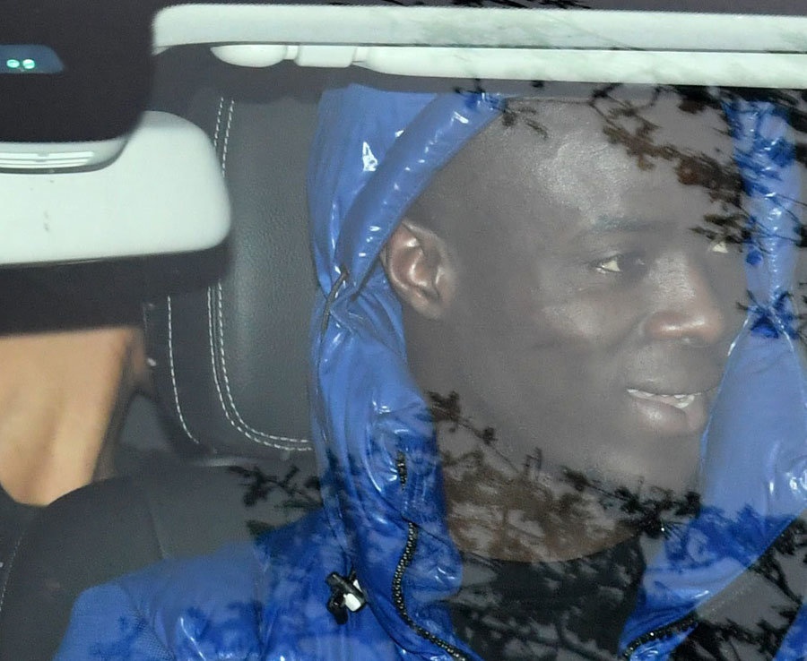 Pogba tươi cười tới sân tập trước đại chiến với Chelsea ảnh 8 Pogba tuoi cuoi toi san tap truoc dai chien voi Chelsea anh 8