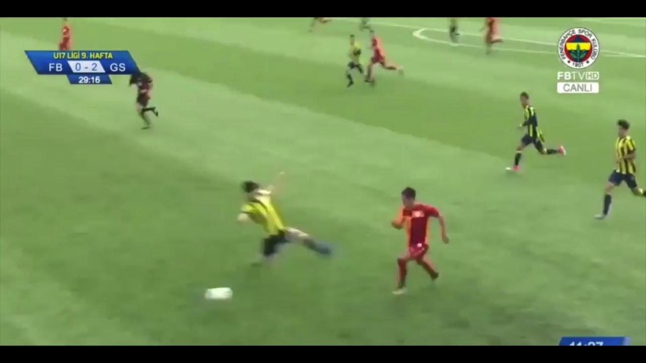 Tinh huong pham loi tho bao cua cau thu tre U17 Fenerbahce hinh anh