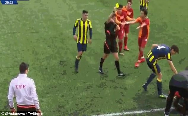 Đạp thẳng đùi đối thủ,  cầu thủ U17 bất ngờ với quyết định của trọng tài ảnh 1 Dap thang dui doi thu,  cau thu U17 bat ngo voi quyet dinh cua trong tai anh 1