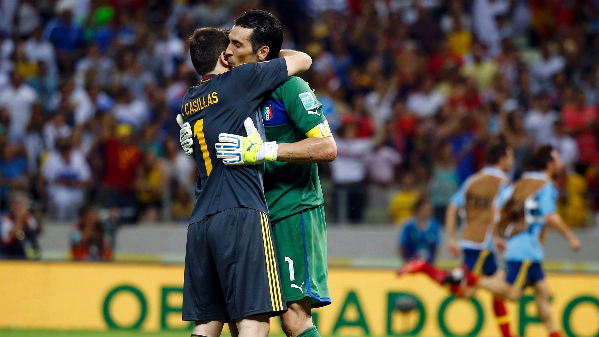 Casillas cung truyen thong the gioi chia se noi buon voi Buffon hinh anh