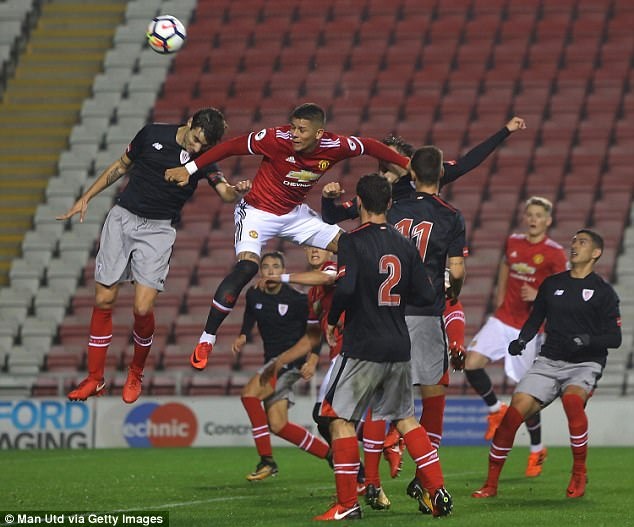 Mat Phil Jones, Mourinho lap tuc co nguoi thay the hinh anh