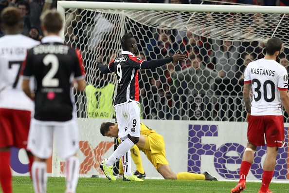 'Ngua chung' Balotelli lap cu dup dua Nice vao vong knock-out anh 3