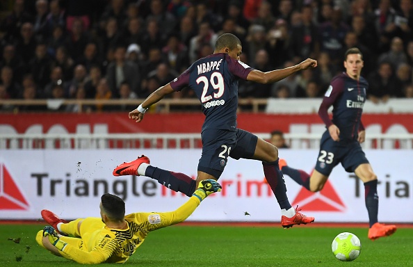 Neymar da penalty,  PSG chem tre ngoi dau bang anh 10