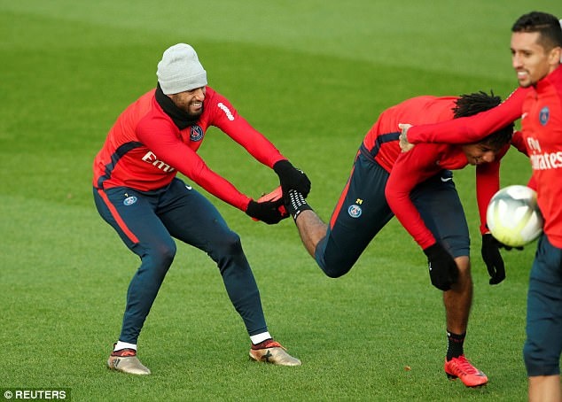 Neymar cùng 'băng nhóm’ Brazil náo loạn sân tập Paris SG ảnh 3 Neymar cung 'bang nhom’ Brazil nao loan san tap Paris SG anh 3