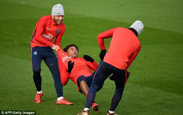 Neymar cùng 'băng nhóm’ Brazil náo loạn sân tập Paris SG ảnh 4 Neymar cung 'bang nhom’ Brazil nao loan san tap Paris SG anh 4