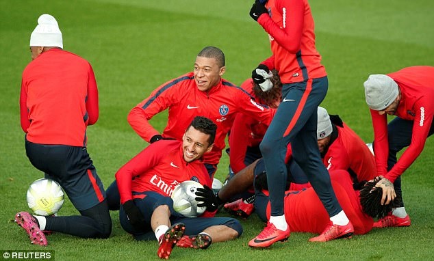 Neymar cùng 'băng nhóm’ Brazil náo loạn sân tập Paris SG ảnh 5 Neymar cung 'bang nhom’ Brazil nao loan san tap Paris SG anh 5