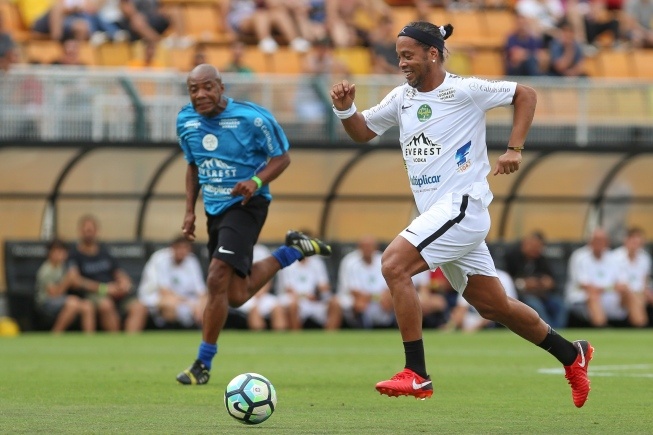 Ronaldinho lap sieu pham tu 60 m o tuoi 37 hinh anh