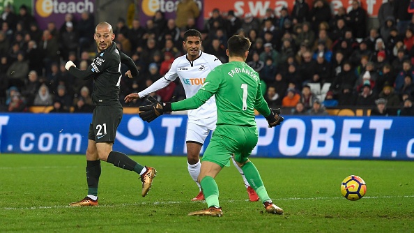 De bep Swansea 4-0,  Man City thiet lap ky luc tai Premier League anh 4