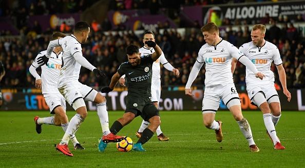 De bep Swansea 4-0,  Man City thiet lap ky luc tai Premier League anh 2