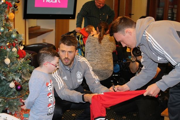 Cắt ngày tập, dàn sao Man Utd tặng quà Giáng sinh cho các bệnh nhân nhí ảnh 10 Cat ngay tap, dan sao Man Utd tang qua Giang sinh cho cac benh nhan nhi anh 10