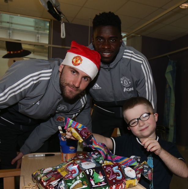 Cắt ngày tập, dàn sao Man Utd tặng quà Giáng sinh cho các bệnh nhân nhí ảnh 5 Cat ngay tap, dan sao Man Utd tang qua Giang sinh cho cac benh nhan nhi anh 5