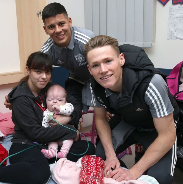 Cắt ngày tập, dàn sao Man Utd tặng quà Giáng sinh cho các bệnh nhân nhí ảnh 6 Cat ngay tap, dan sao Man Utd tang qua Giang sinh cho cac benh nhan nhi anh 6