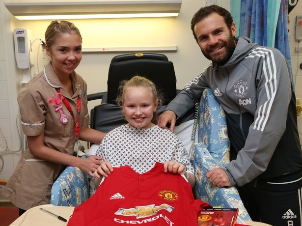 Cắt ngày tập, dàn sao Man Utd tặng quà Giáng sinh cho các bệnh nhân nhí ảnh 7 Cat ngay tap, dan sao Man Utd tang qua Giang sinh cho cac benh nhan nhi anh 7