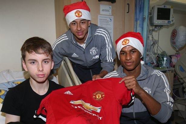 Cắt ngày tập, dàn sao Man Utd tặng quà Giáng sinh cho các bệnh nhân nhí ảnh 8 Cat ngay tap, dan sao Man Utd tang qua Giang sinh cho cac benh nhan nhi anh 8