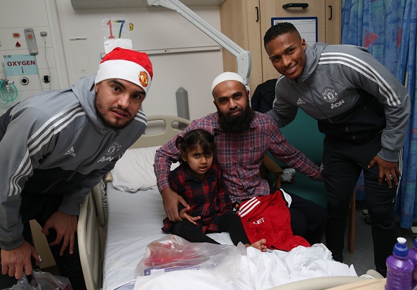 Cắt ngày tập, dàn sao Man Utd tặng quà Giáng sinh cho các bệnh nhân nhí ảnh 9 Cat ngay tap, dan sao Man Utd tang qua Giang sinh cho cac benh nhan nhi anh 9