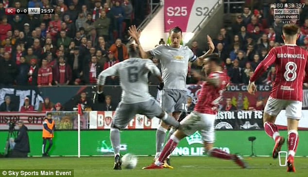 Pogba thoat the do, MU may man chi thua 1-2 hinh anh