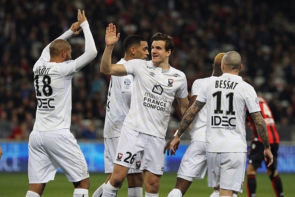 Ky niem sinh nhat 19 tuoi,  Mbappe lap cong giup PSG giu vung ngoi dau bang anh 10