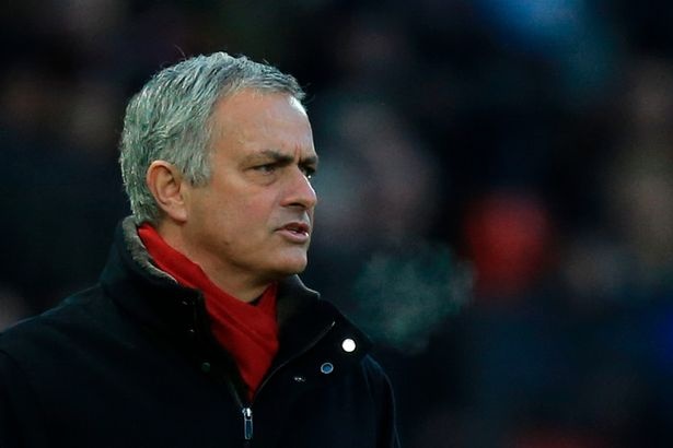 Mourinho: ‘Gan 300 trieu bang chua du de MU thanh CLB manh’ hinh anh