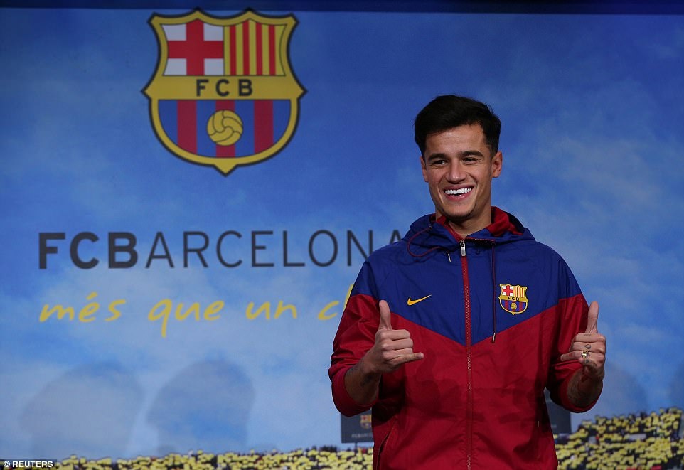 Coutinho rang ro ra mat trong mau ao Barcelona hinh anh