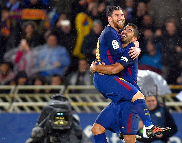 Song sat Messi - Suarez lap cong,  Barca bo xa Real Madrid 19 diem anh 10