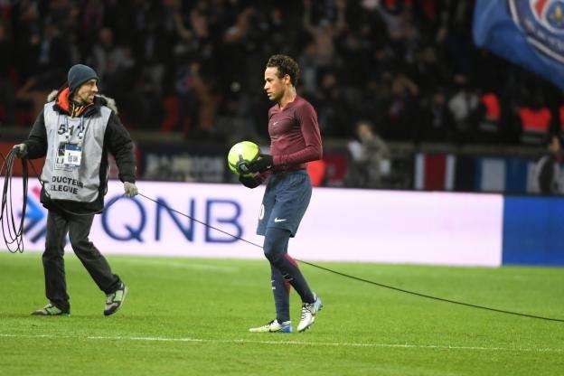 Neymar bị cổ động viên la ó vì giành penalty của Cavani ảnh 3 Neymar bi co dong vien la o vi gianh penalty cua Cavani anh 3