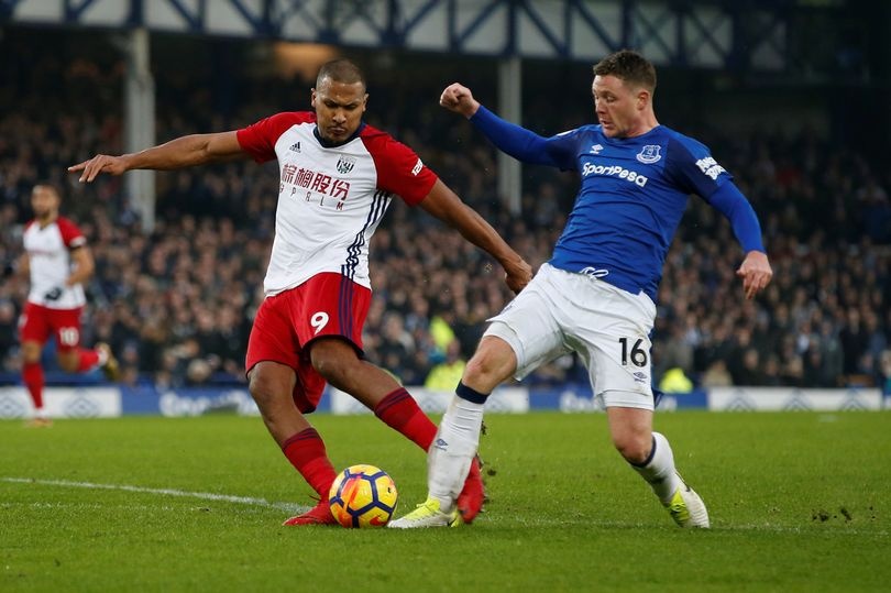 Tiền vệ Everton gãy chân sau nỗ lực tắc bóng ảnh 1 Tien ve Everton gay chan sau no luc tac bong anh 1