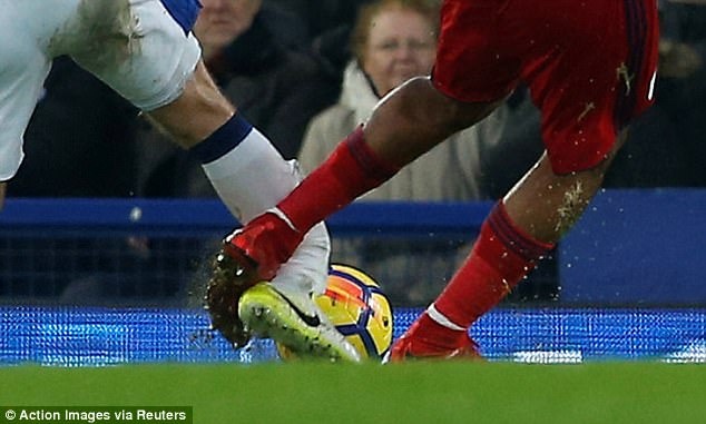 Tiền vệ Everton gãy chân sau nỗ lực tắc bóng ảnh 2 Tien ve Everton gay chan sau no luc tac bong anh 2