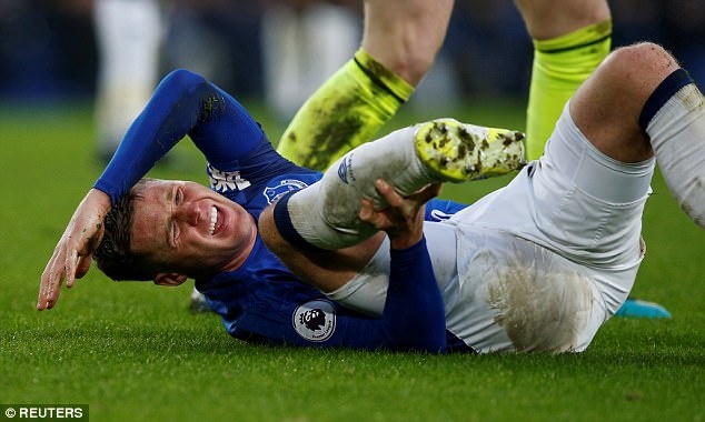 Tiền vệ Everton gãy chân sau nỗ lực tắc bóng ảnh 3 Tien ve Everton gay chan sau no luc tac bong anh 3