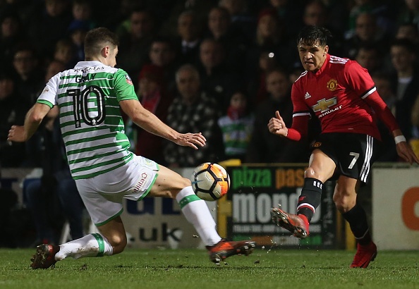 Sanchez cung dong doi gianh chien thang 4 sao tang sinh nhat Mourinho hinh anh