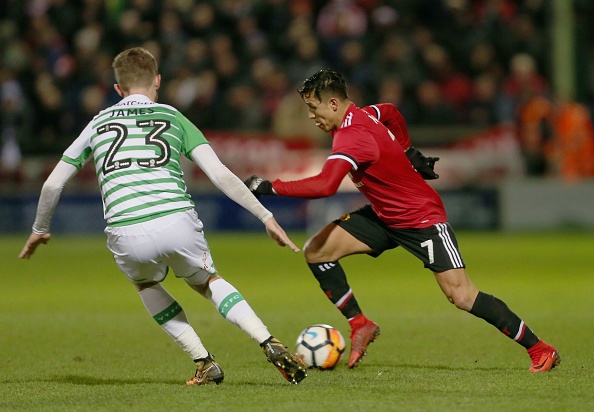 Sanchez cung dong doi gianh chien thang 4 sao tang sinh nhat Mourinho anh 3