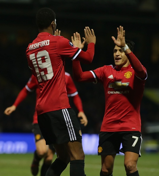 Sanchez cung dong doi gianh chien thang 4 sao tang sinh nhat Mourinho anh 7