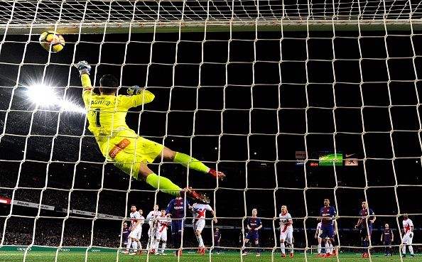 Messi lap sieu pham,  Barca nhoc nhan nguoc dong tren san nha anh 12