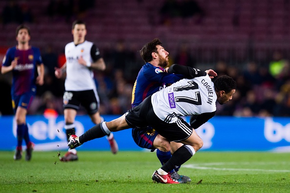 Messi kien tao,  Suarez ghi ban giup Barca dat mot chan vao chung ket cup Nha Vua anh 8