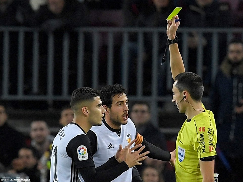 Messi kien tao,  Suarez ghi ban giup Barca dat mot chan vao chung ket cup Nha Vua anh 6