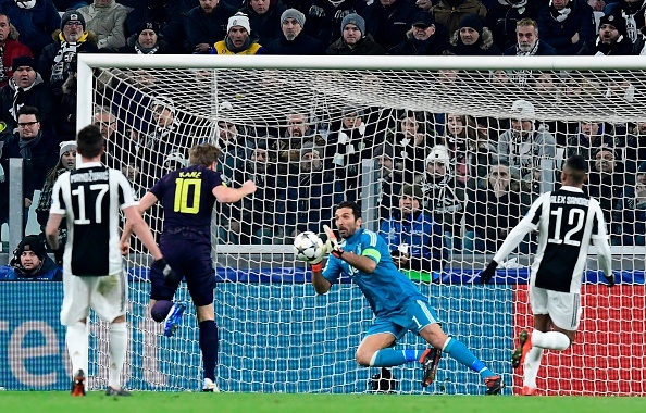Higuain hong pen,  Juventus bi Tottenham cam hoa tren san nha anh 8