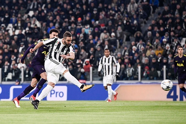Higuain hong pen,  Juventus bi Tottenham cam hoa tren san nha anh 4