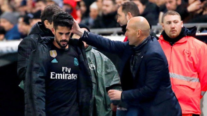 To thai do voi Zidane, Isco bi Ramos 'dan mat' hinh anh
