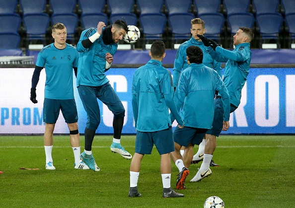 Ronaldo cung dong doi lam quen san Parc des Princes hinh anh