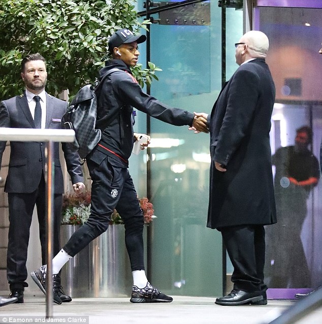 Man Utd hoi quan sau canh bao bom gan khach san Lowry anh 9