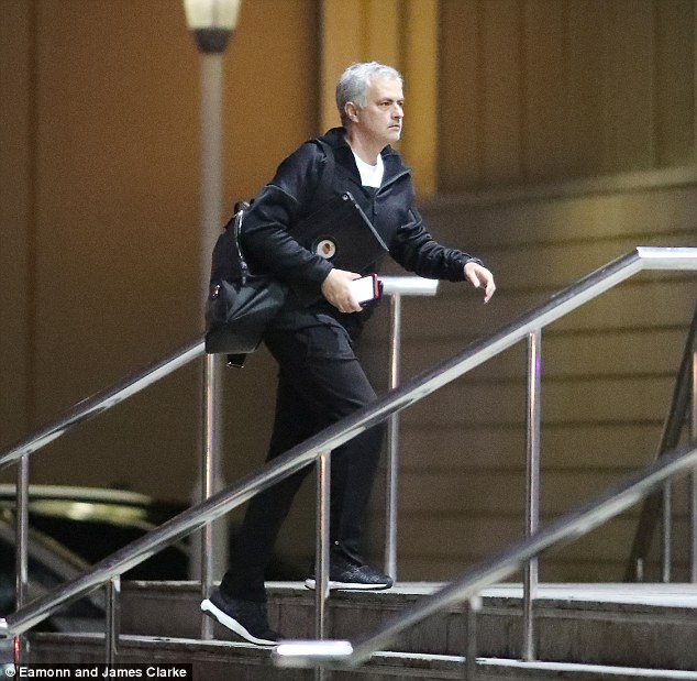 Man Utd hoi quan sau canh bao bom gan khach san Lowry anh 10