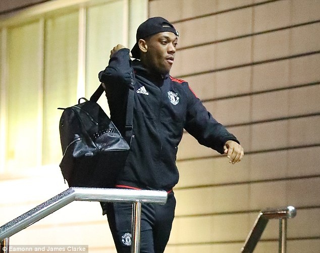 Man Utd hoi quan sau canh bao bom gan khach san Lowry anh 11