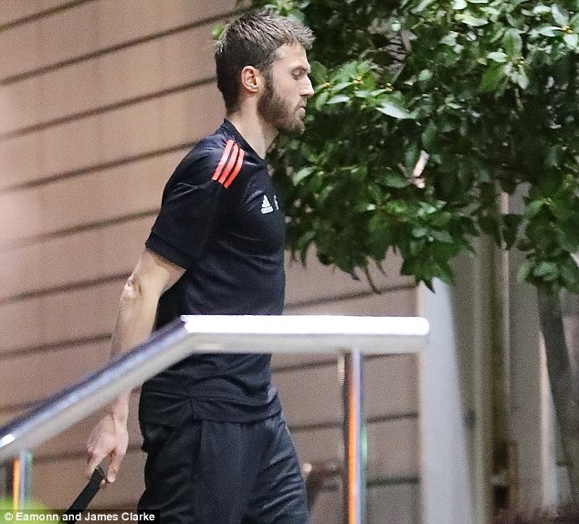 Man Utd hoi quan sau canh bao bom gan khach san Lowry anh 12