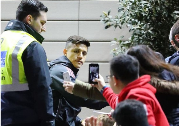 Man Utd hoi quan sau canh bao bom gan khach san Lowry hinh anh