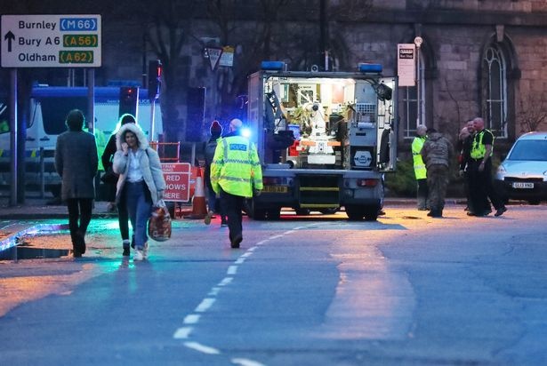 Man Utd hoi quan sau canh bao bom gan khach san Lowry anh 2