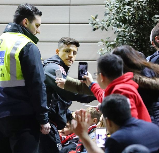 Man Utd hoi quan sau canh bao bom gan khach san Lowry anh 3